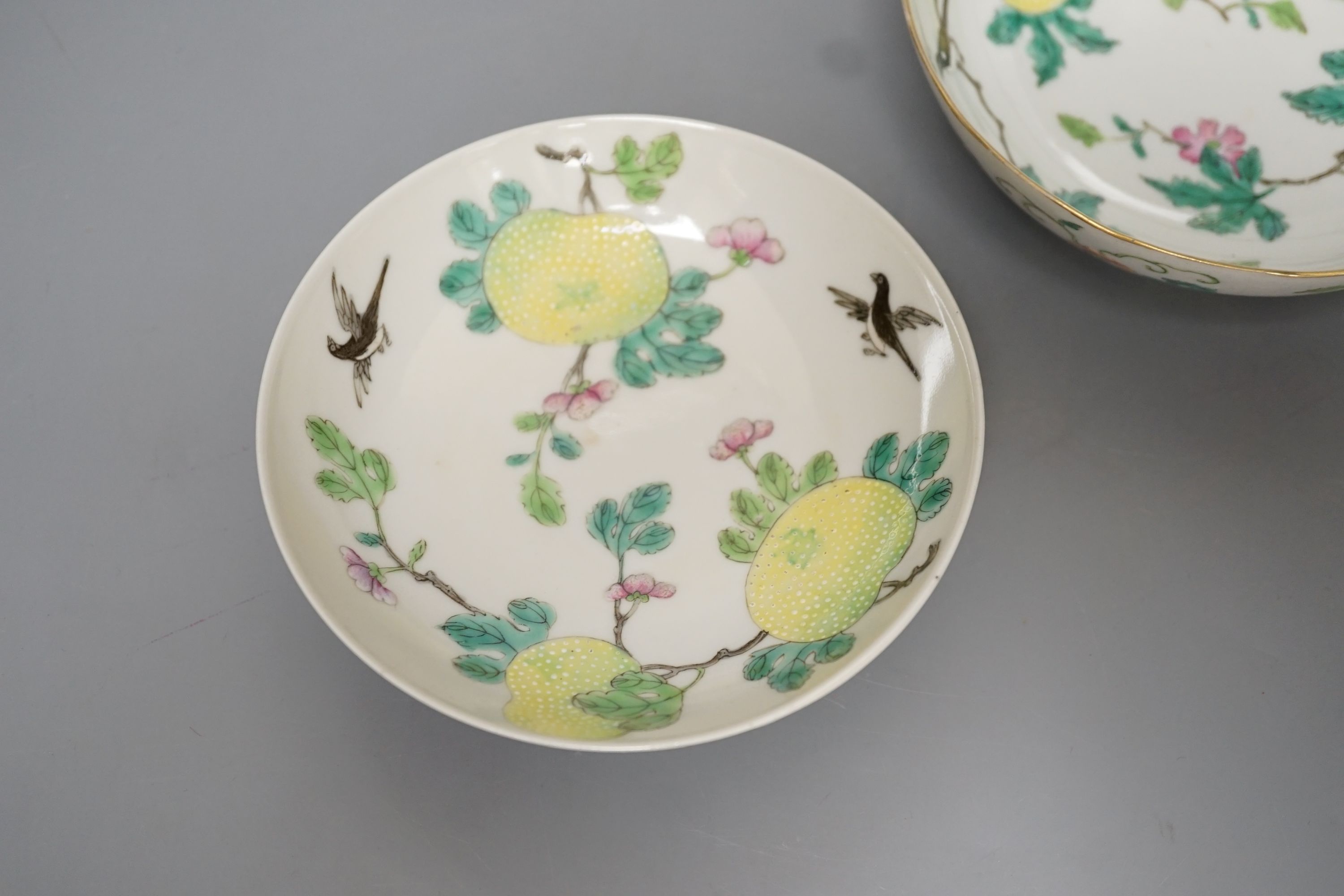 A Chinese famille rose bowl and cover, Xianfeng / Tongzhi period, unusually painted inside 14cm diameter